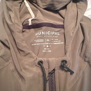Gently used Men’s Municipal army green lightweight jacket - size XL